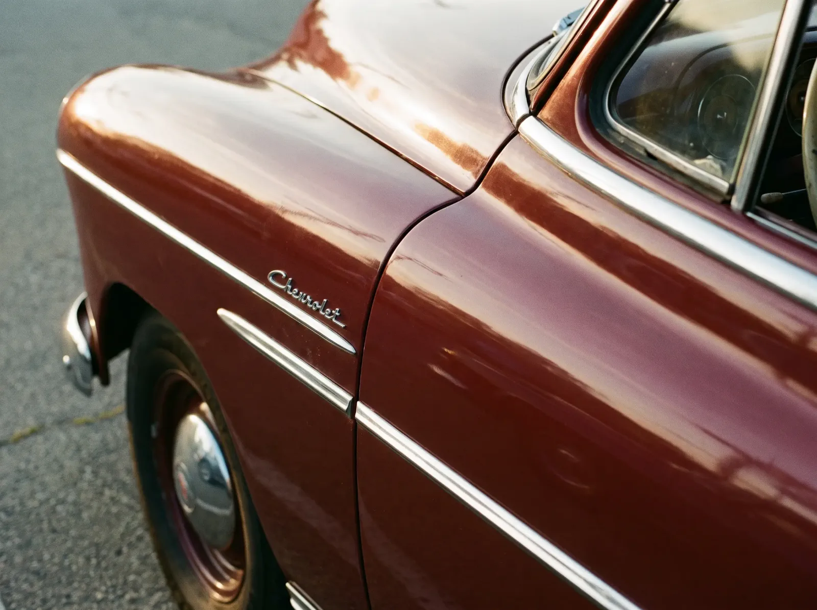 Stainless De Luxe side molding running from the front fender onto the door of a 1951 Chevrolet