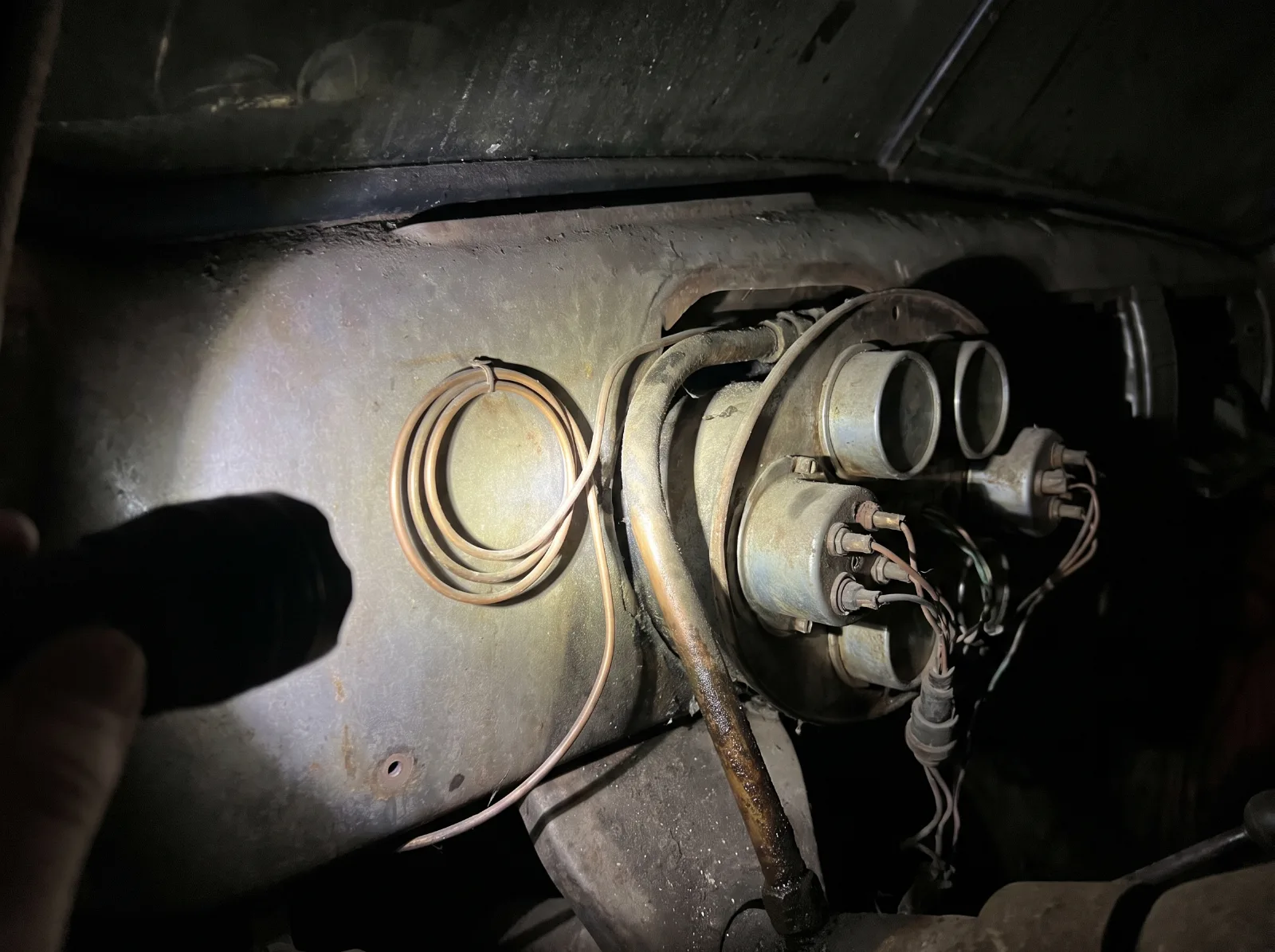 Copper capillary tube and oil pressure pipe running to the back of the gauges